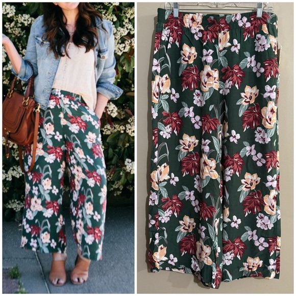 LOFT Pants - LOFT Dark Green Floral Wide-Leg Pants Capri or Ankle Pants Size Medium NWT